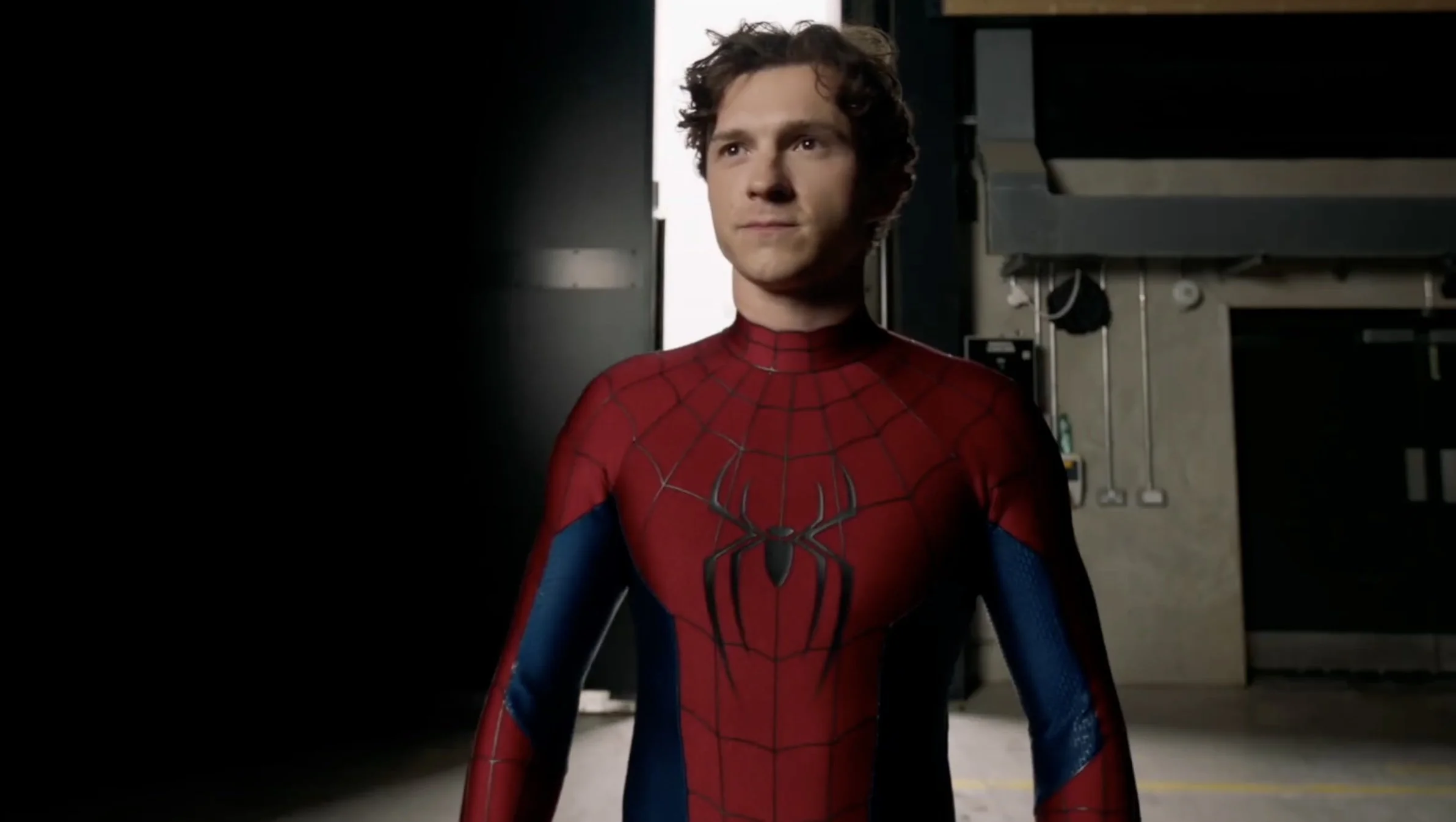 TOM HOLLAND HOSPITALIZED
AFTER CRACKING HEAD DURING BOTCHED
SPIDER-MAN STUNT